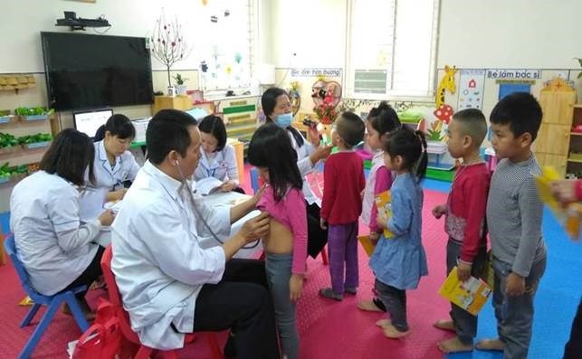 Mầm non Ánh Sao tổ chức khám sức khỏe lần 2 cho trẻ năm học 2017 - 2018